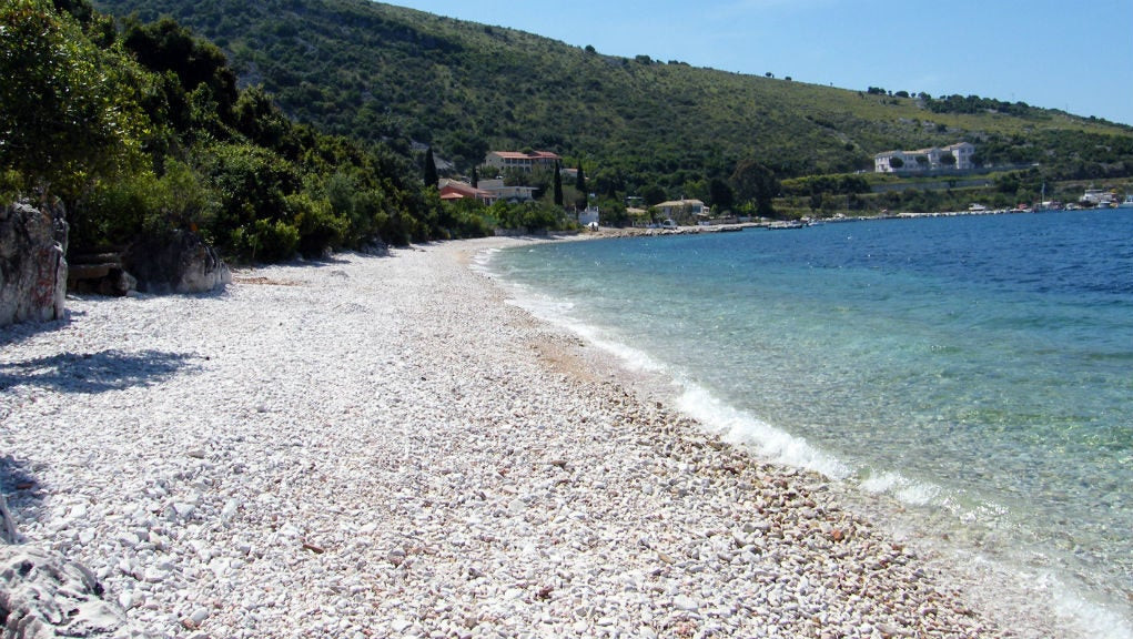 Οι 75 ακατάλληλες και οι 88 κατάλληλες παραλίες στην Αττική (λίστα)